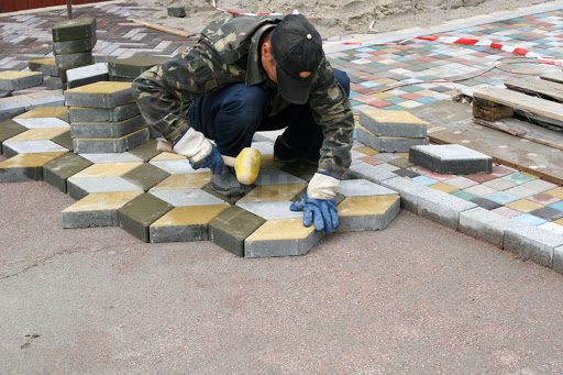 мастер по укладке тротуарной плитки