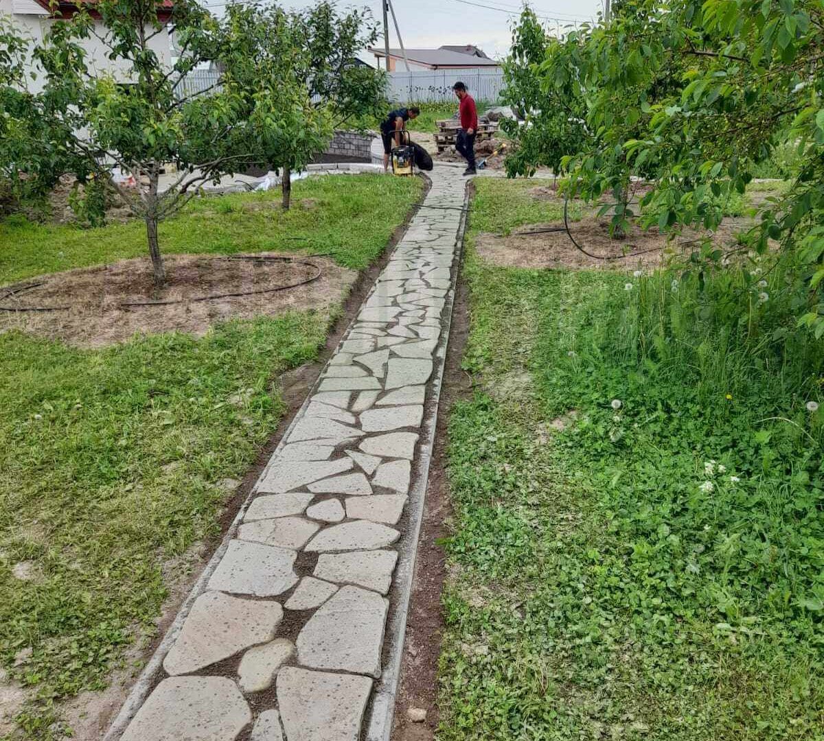 Мощение дорожек натуральным камнем